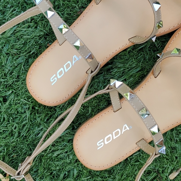 NWT Soda Studded Strappy Tan Sandals Size 7 1/2 - Picture 13 of 14